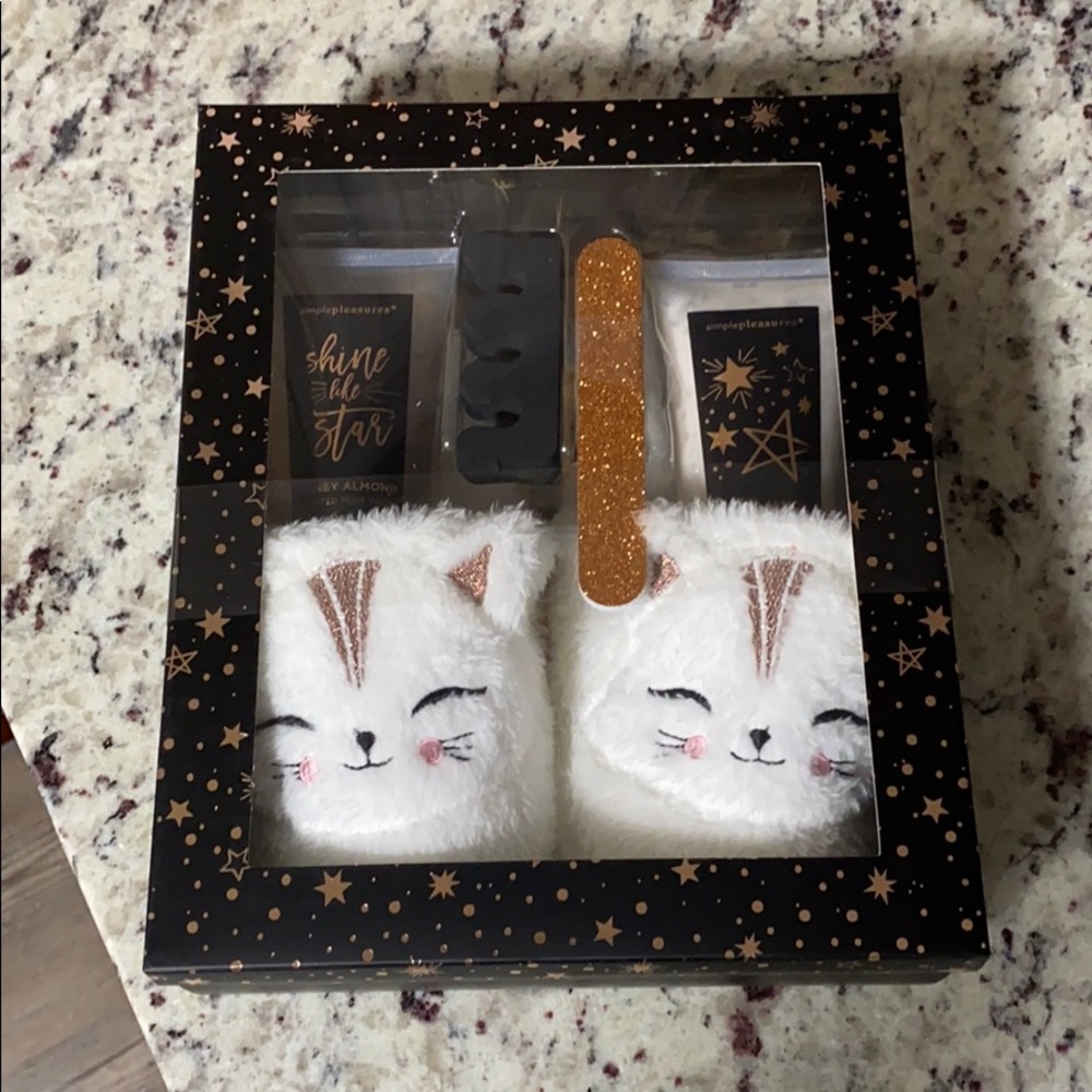 Simple Pleasures Slipper & Beauty Giftset